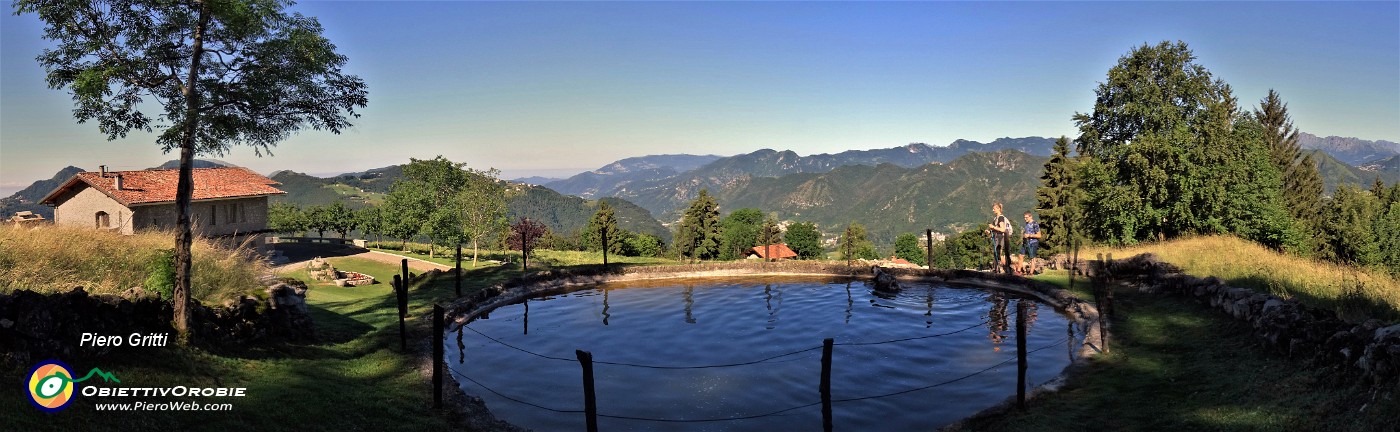 14 Bella pozza-abbeveratoio al limite delle Satlle Aral con vista panoramica.jpg